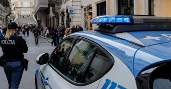 auto vetrina Louis Vuitton Roma via Condotti ladri bottino furto