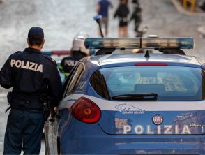 Auto sfonda vetrina di Louis Vuitton a Roma in via Condotti, tre ladri in fuga dopo il furto: bottino ignoto