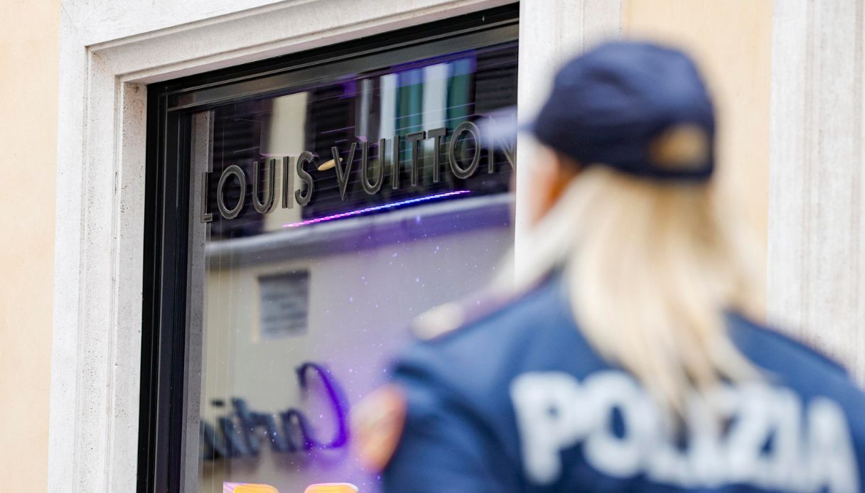 auto vetrina Louis Vuitton Roma via Condotti ladri bottino furto