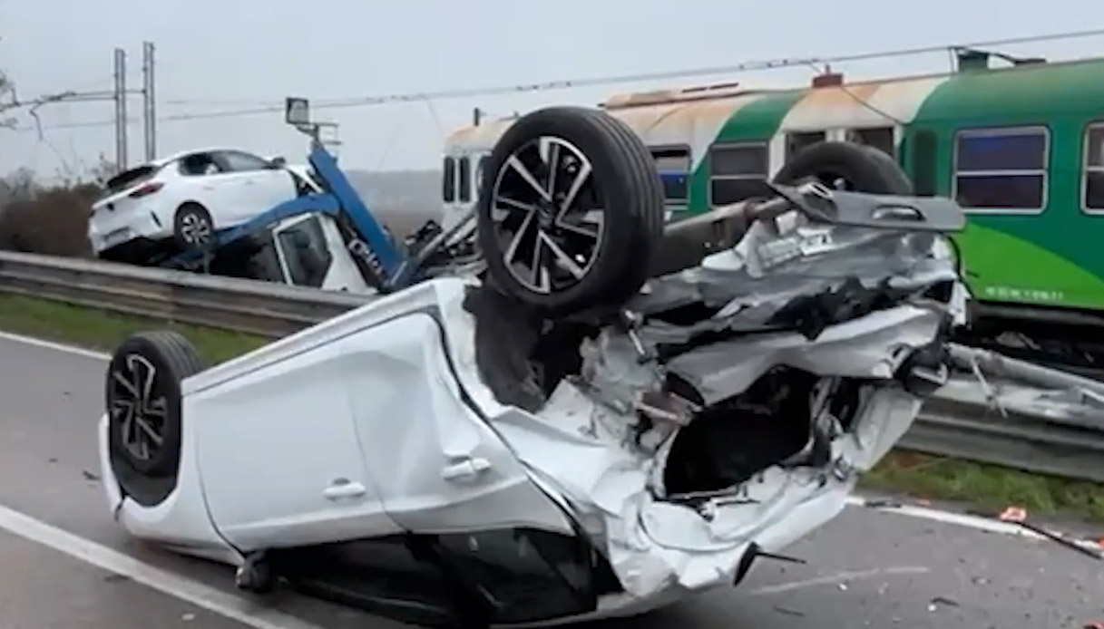bisarca travolta dal treno al passaggio a livello di bondeno vicino ferrara auto distrutte due feriti