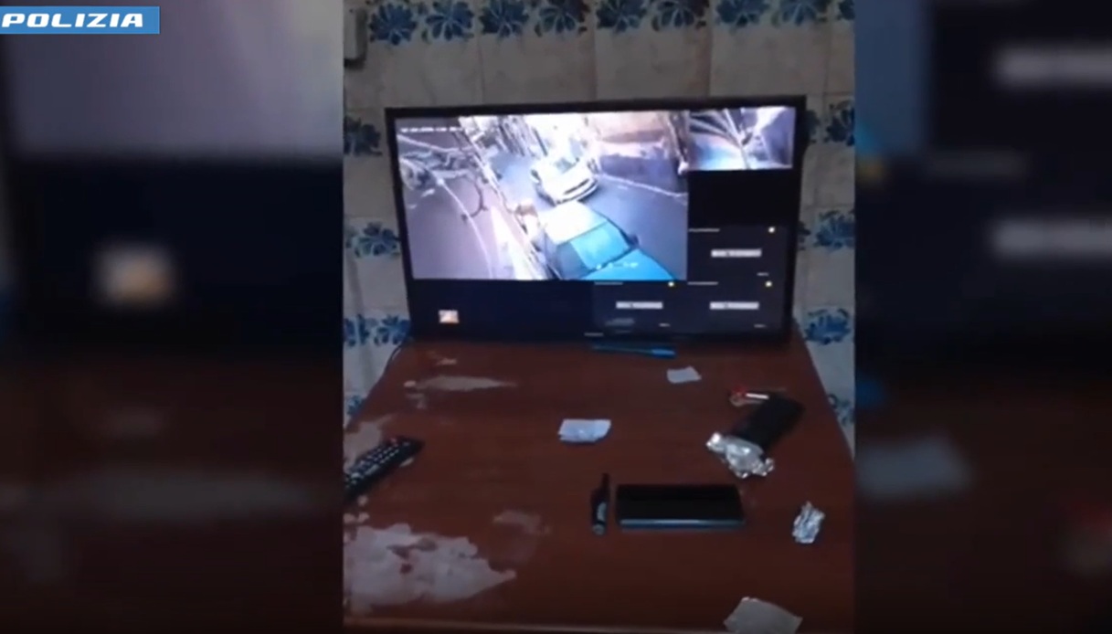 Droga a a Catania, irruzione della polizia e il video della crack room: arrestati due minorenni Droga a a Catania, irruzione della polizia e il video della crack room: arrestati due minorenni