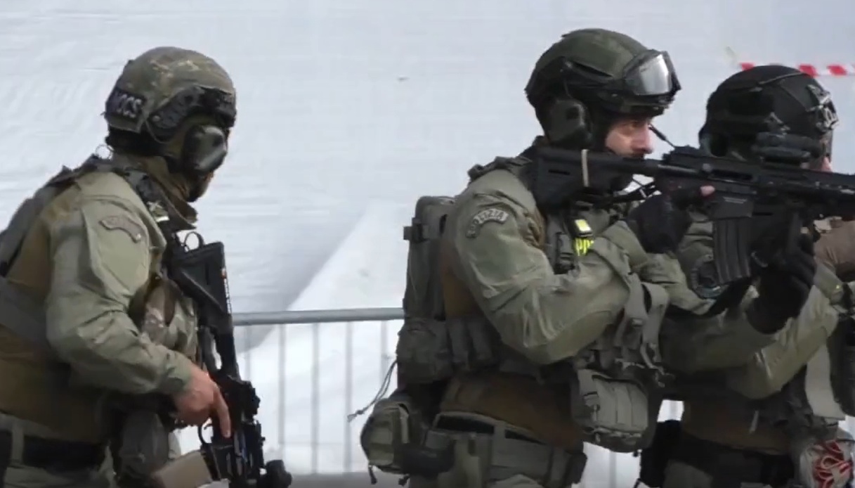 Finti terroristi armati a Roma e Milano, il video della maxi esercitazione in vista di Milano-Cortina 2026