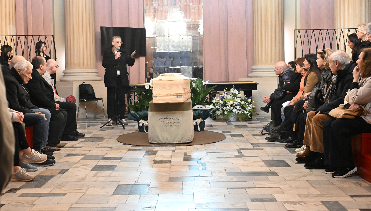 Funerali Ettore Pausini, Laura assente ma ci sono padre e sorella. La figlia della vittima: &ldquo;Non perdono"