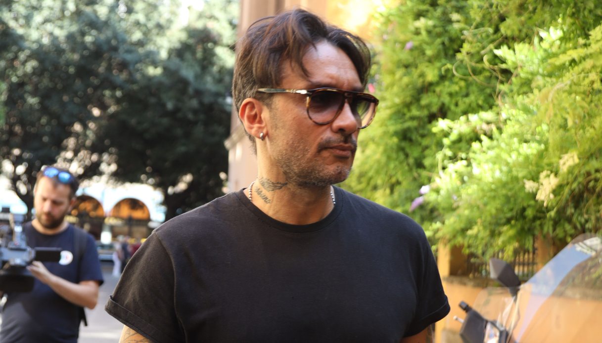 https://wips.plug.it/cips/notizie.virgilio.it/cms/2025/11/fabrizio-moro-alcol-droga.jpg