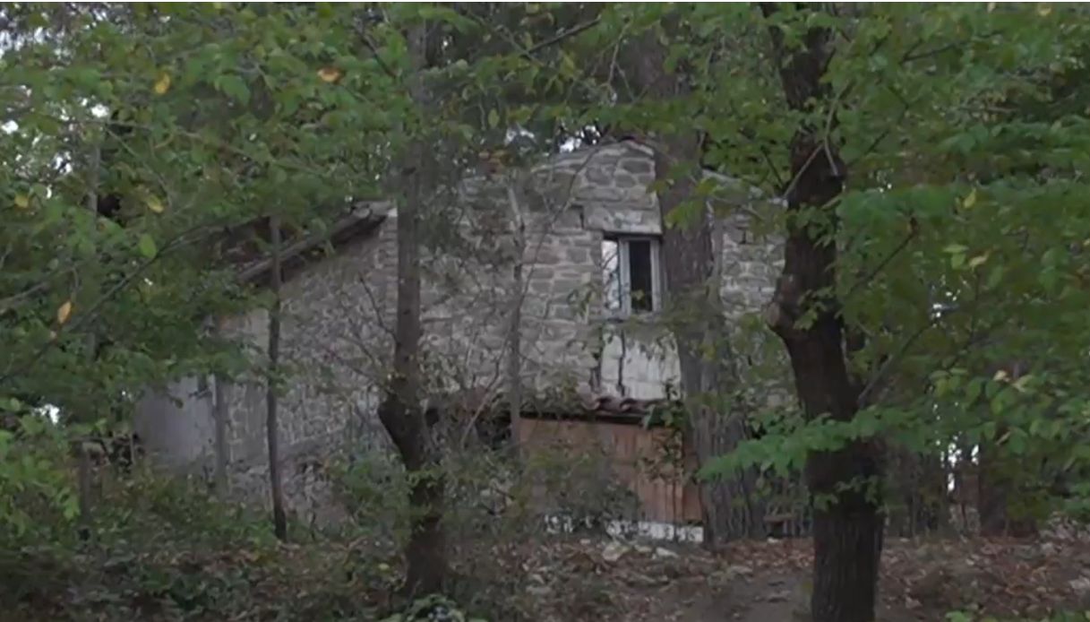 Famiglia vive nel bosco di Vasto senza acqua ed elettricità, scontro tra genitori e servizi sociali sui figli