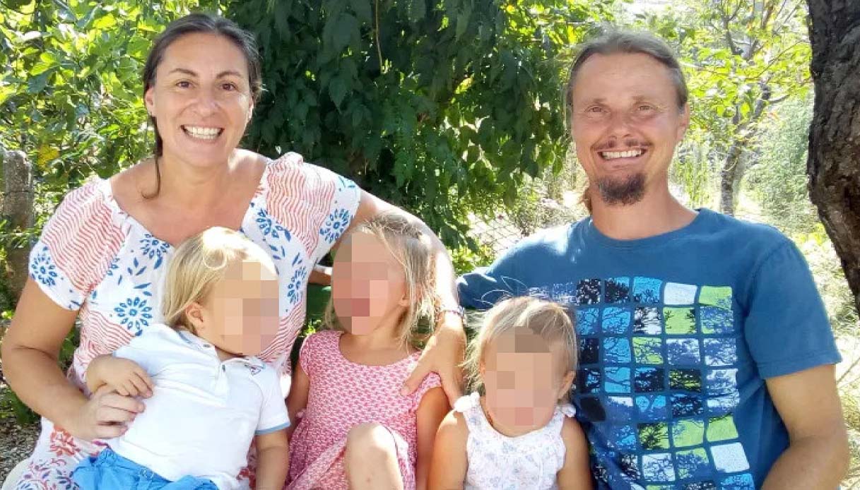 Famiglia nel bosco, genitori rompono silenzio stampa e negano di aver "rifiutato aiuti, bambini il baricentro"