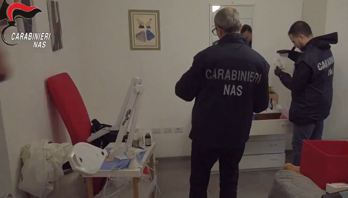 studente si spaccia per medico a catania e inietta botulino nel centro medico abusivo in casa le immagini