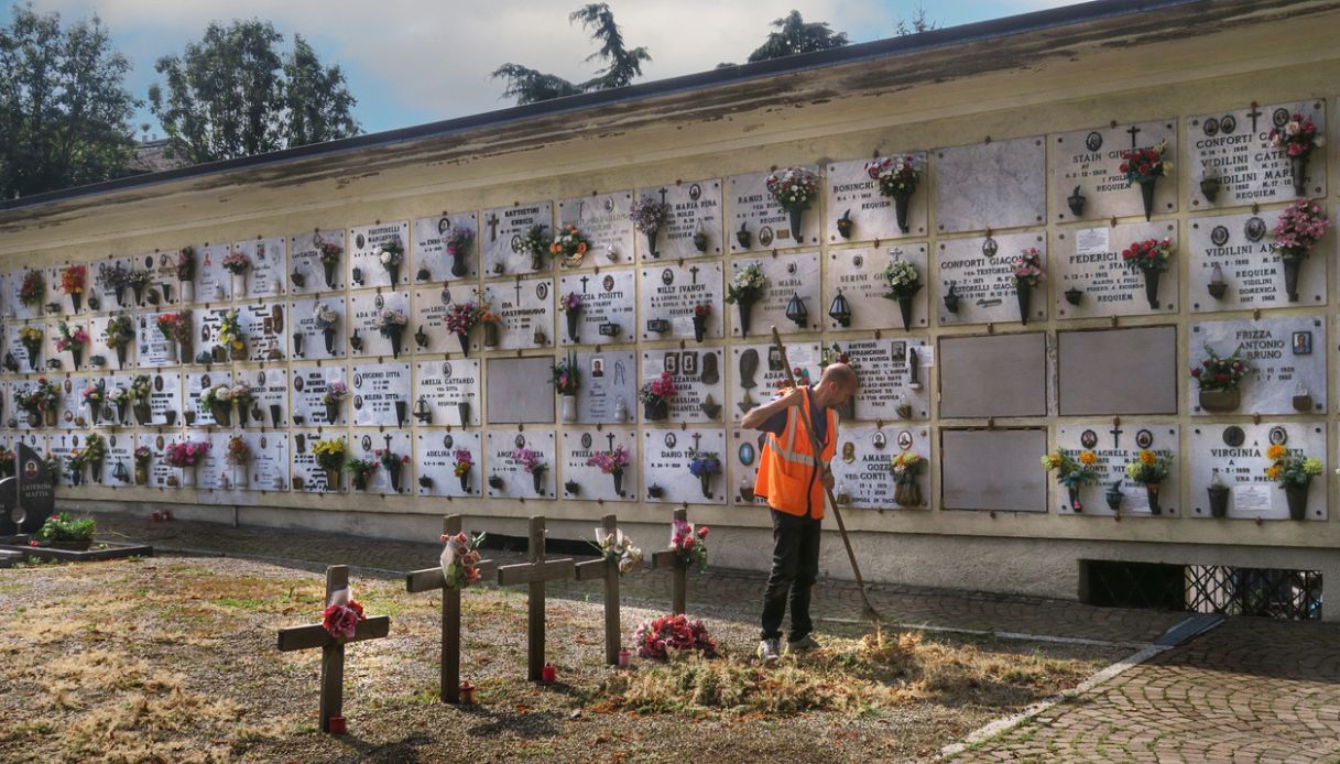 Foto col cadavere al cimitero di Uggiano La Chiesa vicino Lecce, operaio denunciato dal sindaco Foto col cadavere al cimitero di Uggiano La Chiesa vicino Lecce, operaio denunciato dal sindaco