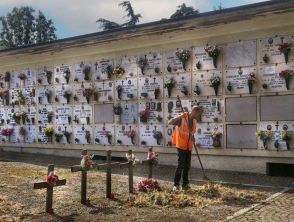Foto col cadavere al cimitero di Uggiano La Chiesa vicino Lecce, operaio denunciato dal sindaco
