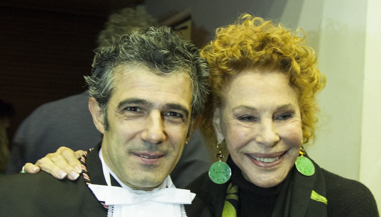 https://wips.plug.it/cips/notizie.virgilio.it/cms/2025/11/funerali-ornella-vanoni-paolo-fresu.jpg