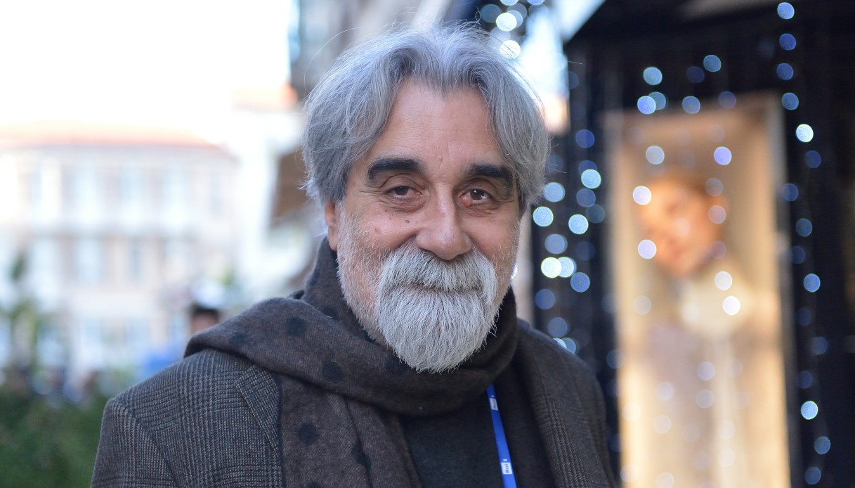 https://wips.plug.it/cips/notizie.virgilio.it/cms/2025/11/funerali-peppe-vessicchio-roma.jpg