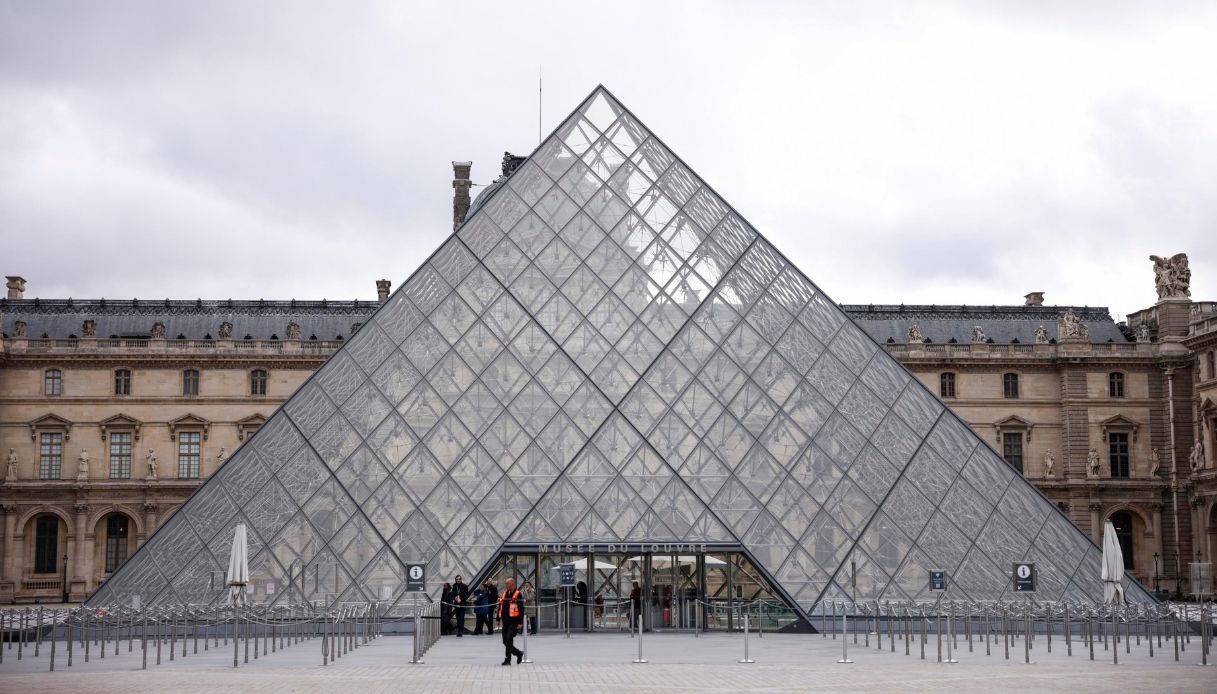 https://wips.plug.it/cips/notizie.virgilio.it/cms/2025/11/furto-louvre-password.jpg