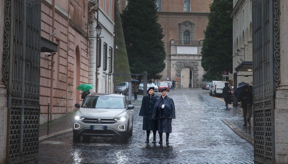Guardia svizzera accusata di aver sputato a due donne ebree, avviata inchiesta in Vaticano dopo le polemiche Guardia svizzera accusata di aver sputato a due donne ebree, avviata inchiesta in Vaticano dopo le polemiche
