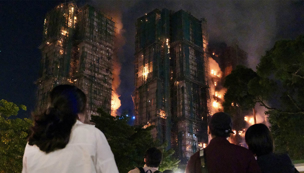 https://wips.plug.it/cips/notizie.virgilio.it/cms/2025/11/hong-kong-incendio-grattacieli-morti.jpg