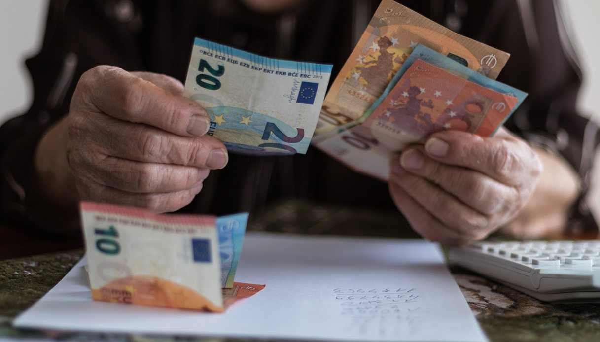 Mantova, incassa la pensione della madre morta e va in Comune travestito con parrucca e abito da donna