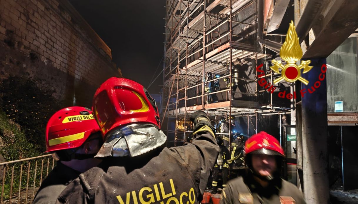 Incendio a Catania, lo scoppio e le fiamme nel teatro del Centro fieristico Le Ciminiere: la situazione