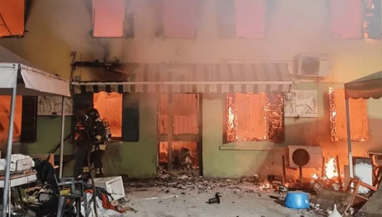 Incendio a Codevigo vicino Padova, scoppia l