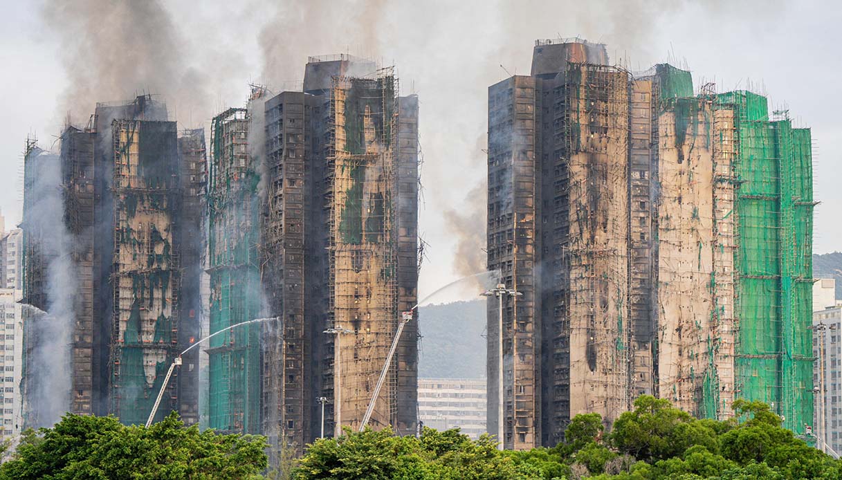 https://wips.plug.it/cips/notizie.virgilio.it/cms/2025/11/incendio-grattacieli-hong-kong.jpg