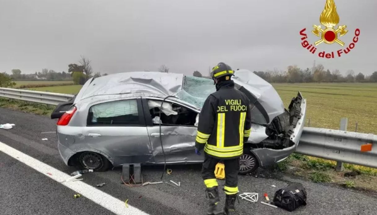Incidente in autostrada A1 a Modena, un morto e un ferito grave dopo lo schianto contro il guardrail Incidente in autostrada A1 a Modena, un morto e un ferito grave dopo lo schianto contro il guardrail
