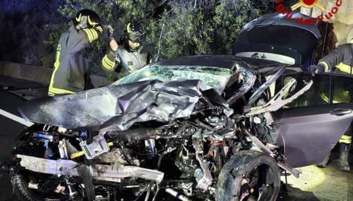 Incidente a Iglesias con scontro frontale tra auto, due morti e un ferito gravissimo: strada chiusa