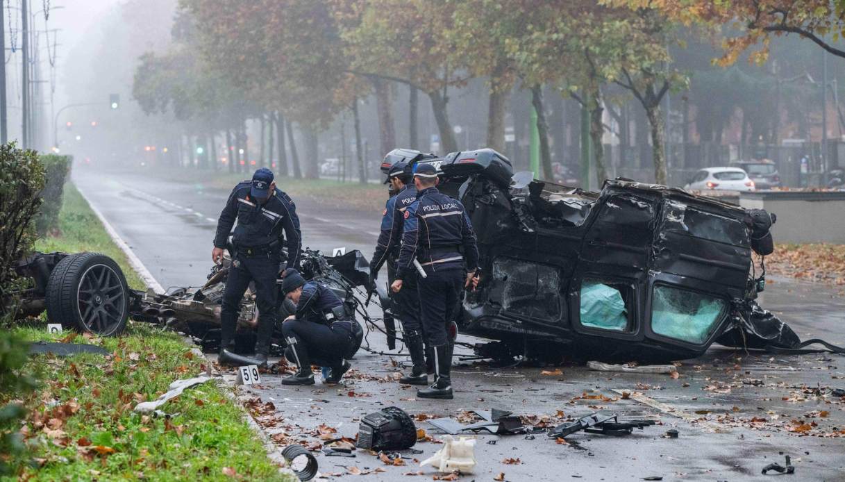 Incidente a Milano in viale Fulvio Testi, scontro violentissimo e 21enne in fin di vita: 4 i feriti Incidente a Milano in viale Fulvio Testi, scontro violentissimo e 21enne in fin di vita: 4 i feriti