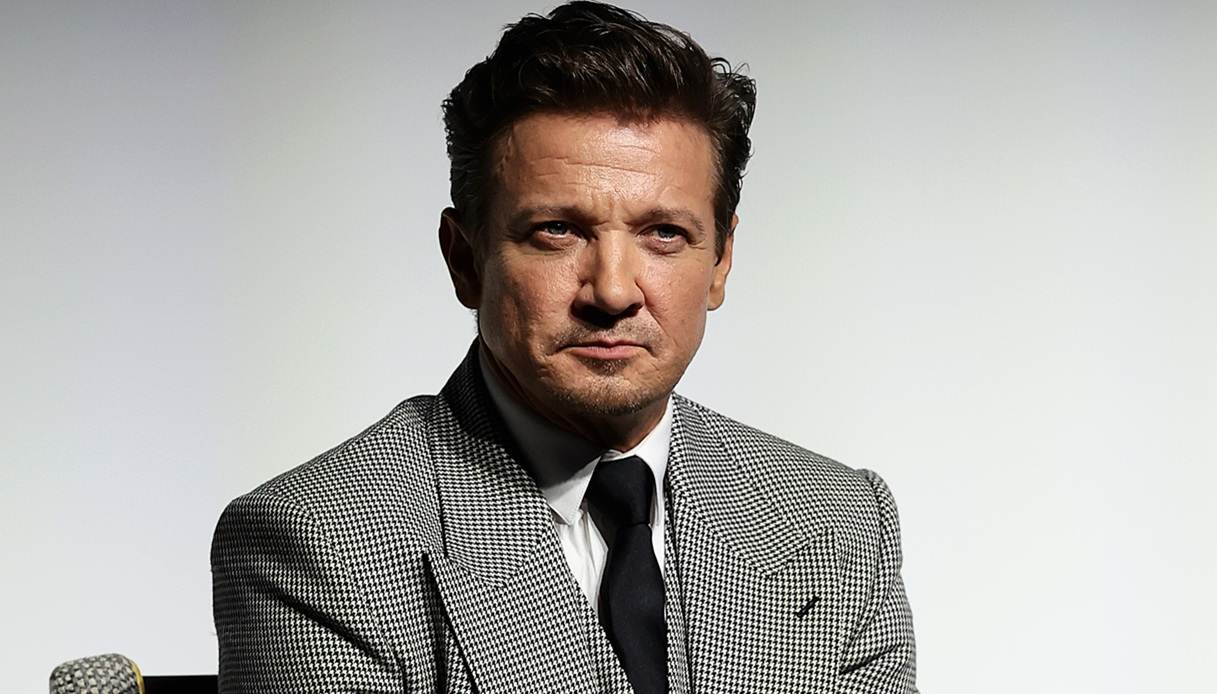 Jeremy Renner con la cravatta