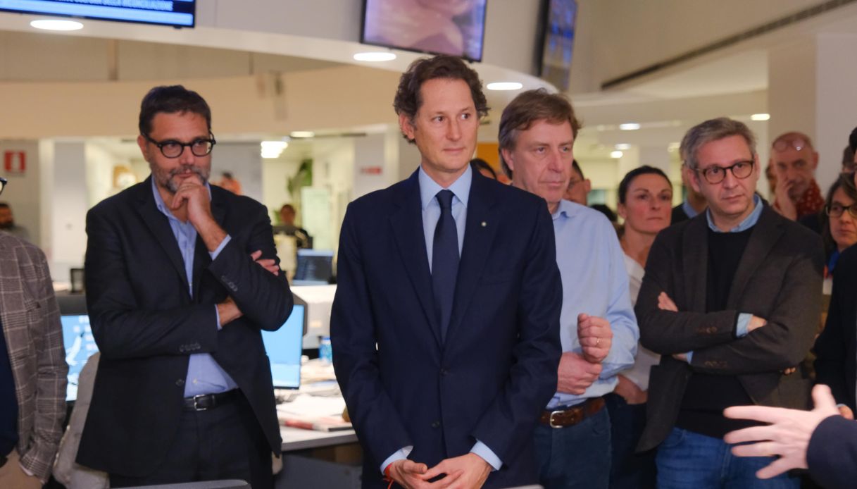 Attacco a La Stampa, il discorso di John Elkann: "Continueremo a informare senza farci intimidire" Attacco a La Stampa, il discorso di John Elkann: "Continueremo a informare senza farci intimidire"
