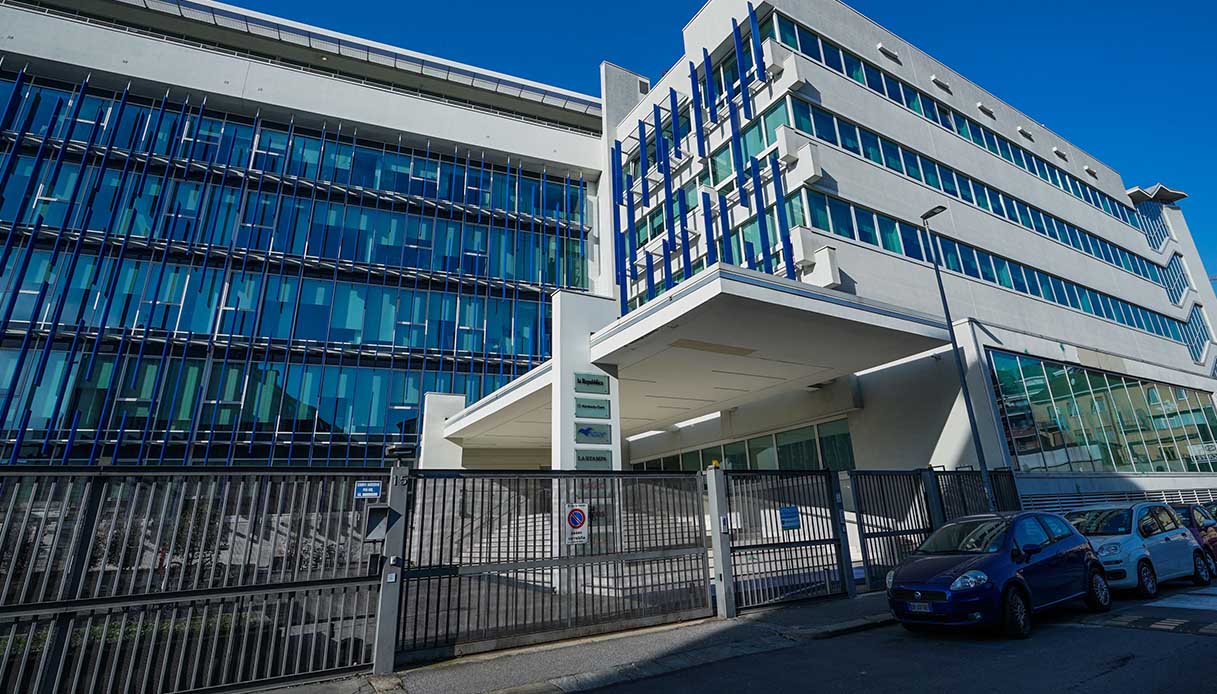 Sciopero generale 28 novembre, assalto alla redazione de La Stampa: lancio di letame, sfondata porta di vetro