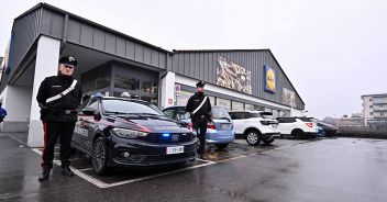 Accoltellata nel parcheggio del supermercato, il marito a processo