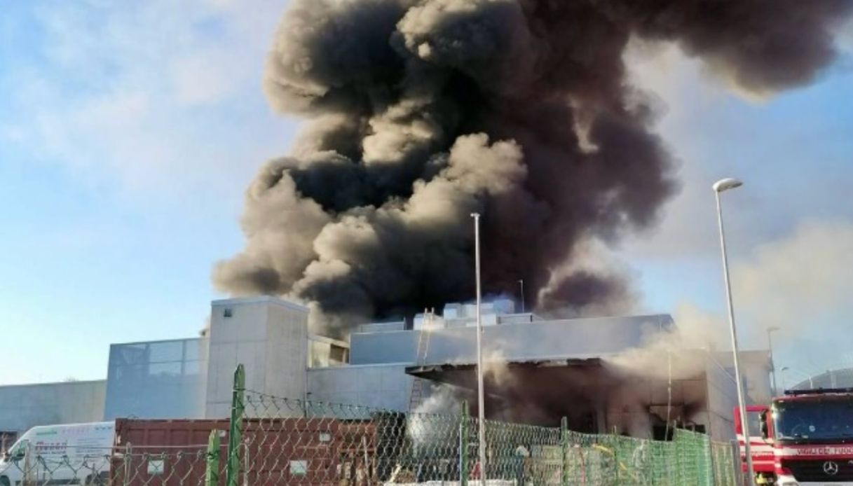 Incendio ai Magazzini Munari di Thiene a Vicenza, l Incendio ai Magazzini Munari di Thiene a Vicenza, l