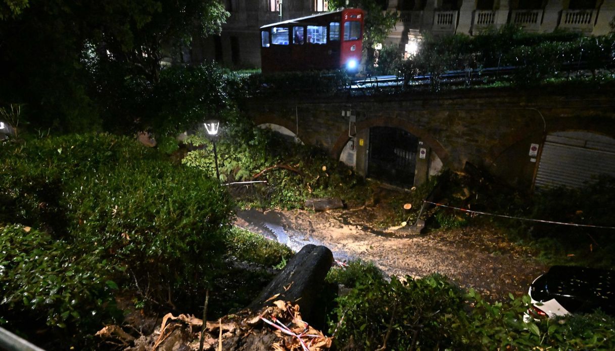 Maltempo Liguria, albero crollato sulla funicolare a Genova blocca i passeggeri per ore: giù anche un muro Maltempo Liguria, albero crollato sulla funicolare a Genova blocca i passeggeri per ore: giù anche un muro