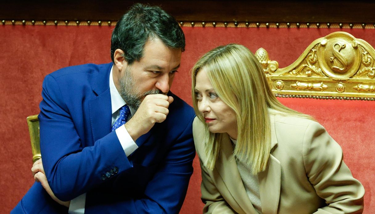 Matteo Salvini parla con Giorgia Meloni