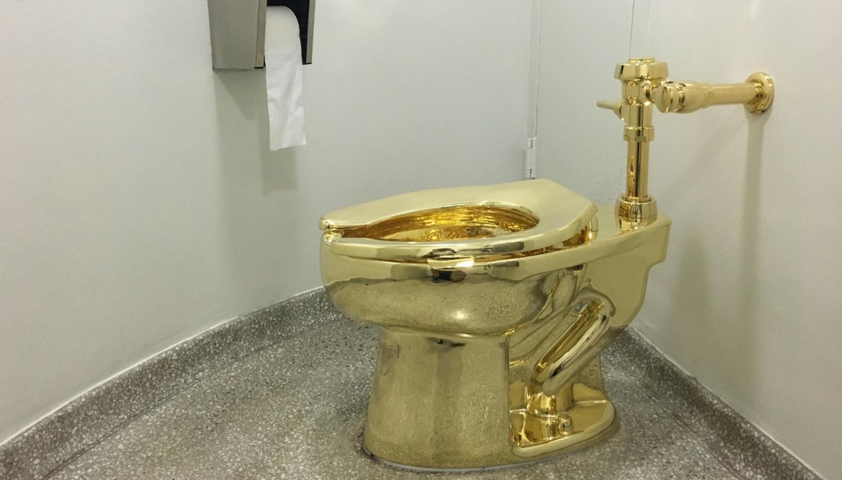 https://wips.plug.it/cips/notizie.virgilio.it/cms/2025/11/maurizio-cattelan-water-d-oro.jpg