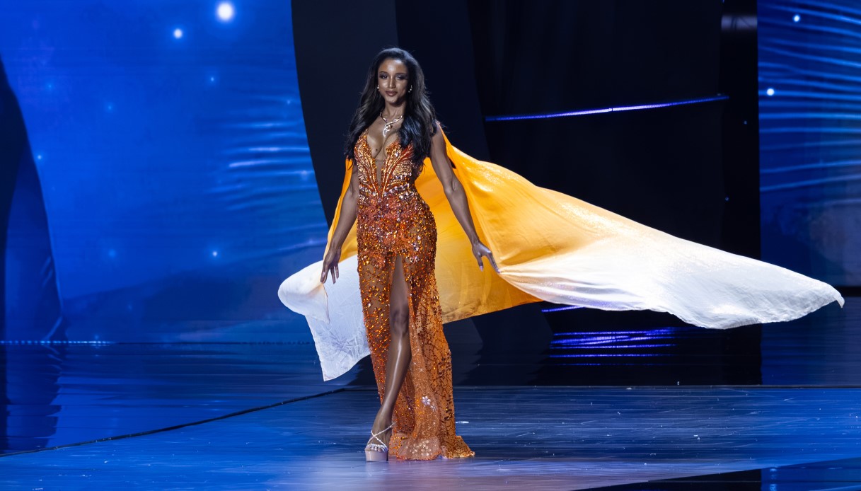 https://wips.plug.it/cips/notizie.virgilio.it/cms/2025/11/miss-universo-2025-incidente-gabrielle-henry-giamaica.jpg