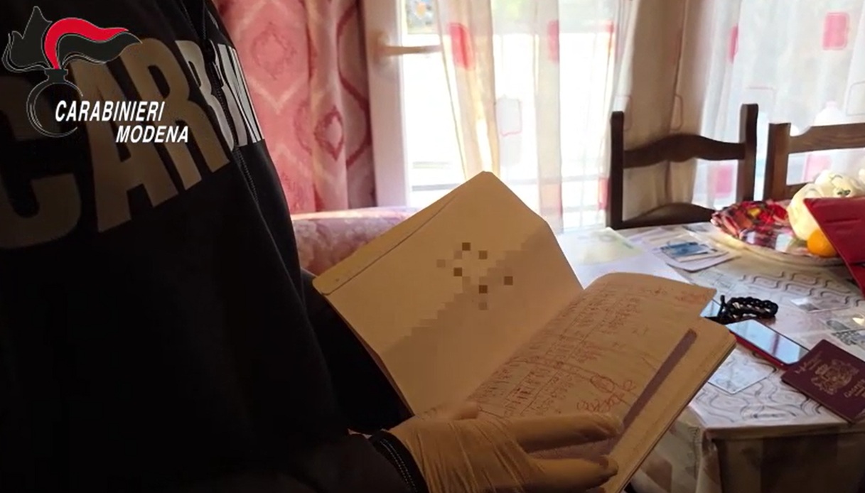 Modena, blitz e 13 badanti georgiane arrestate: scoperto maxi giro di documenti falsi