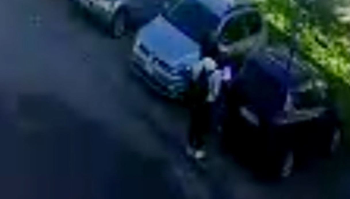 Aspetta la moglie fuori dal lavoro a Seregno e l