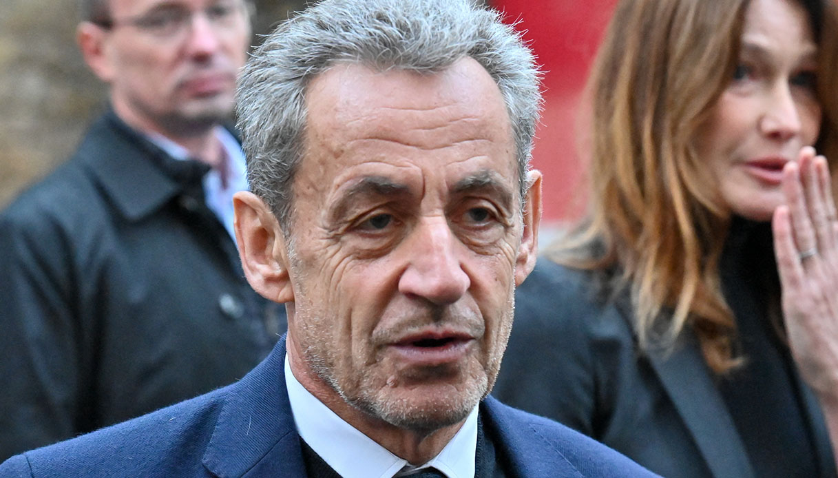 https://wips.plug.it/cips/notizie.virgilio.it/cms/2025/11/nicolas-sarkozy-scarcerato-liberta-vigilata.jpg