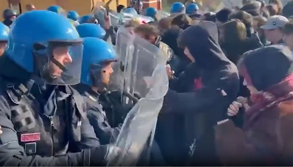 no meloni day scontri a bologna tra polizia e manifestanti volevano raggiungere i ministri ospiti dell anci