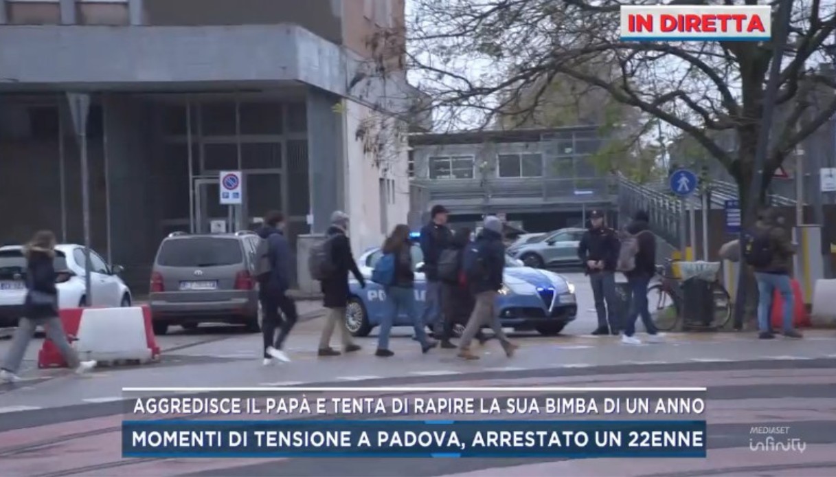 Padre aggredito a Padova, 22enne prova a rapire la figlia di un anno nel passeggino: salvata dalla polizia
