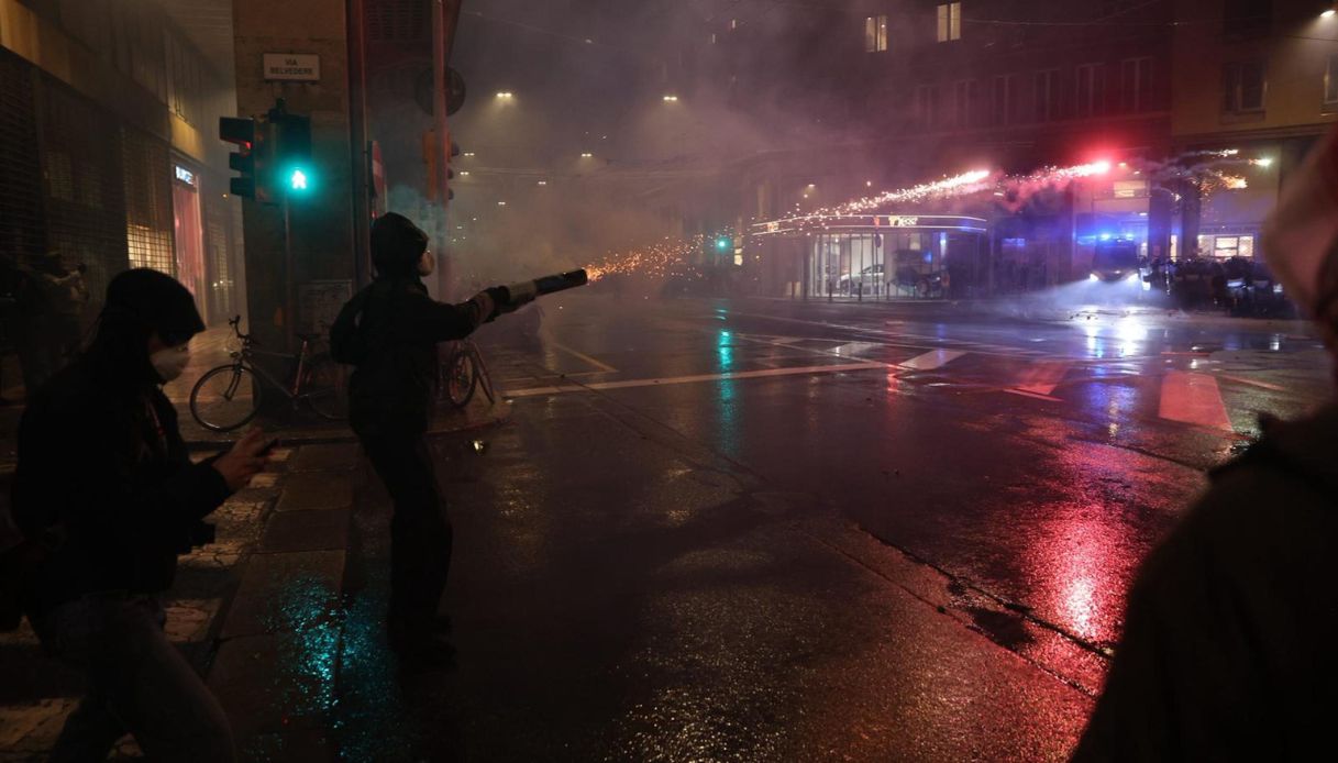 partita virtus maccabi a bologna pro pal lanciano petardi alla polizia che reagisce con idranti e fumogeni