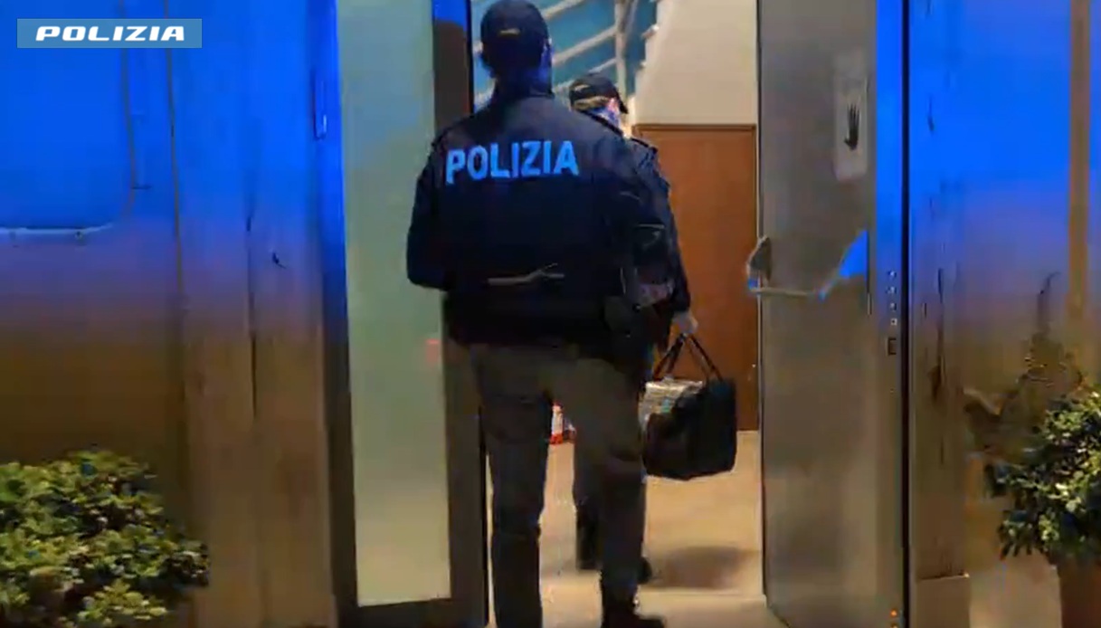 tir sbanda a ventimiglia e scatta il controllo trovata cocaina per 50 milioni di euro il video del blitz