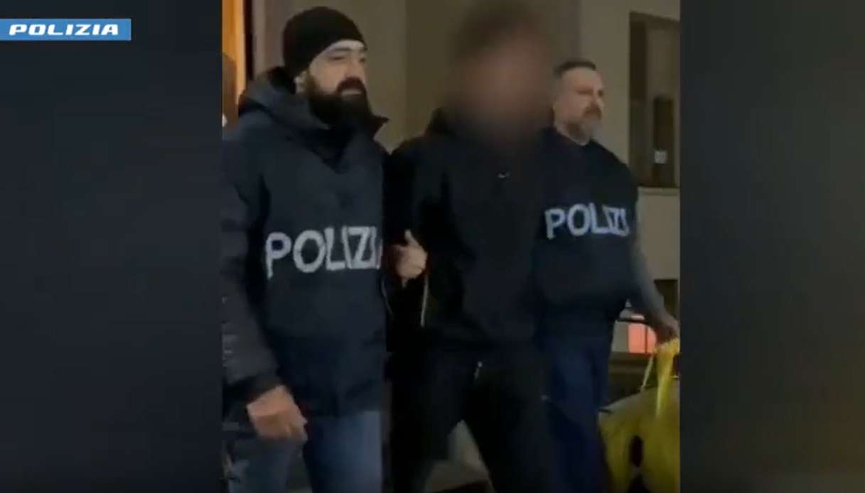 terribile agguato a un professore a torino mentre 232 con la figlia di 3 anni arrestato l influencer don al236