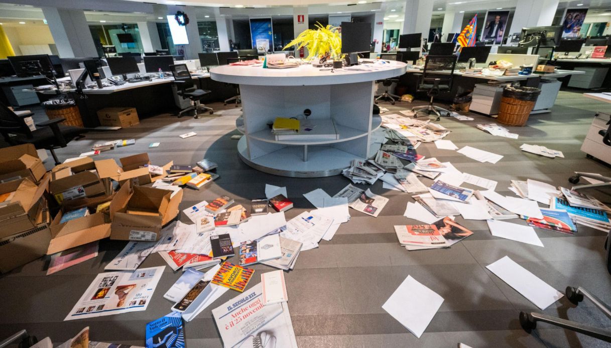 Assalto dei pro Pal alla redazione de La Stampa, identificati 34 manifestanti che hanno danneggiato i locali