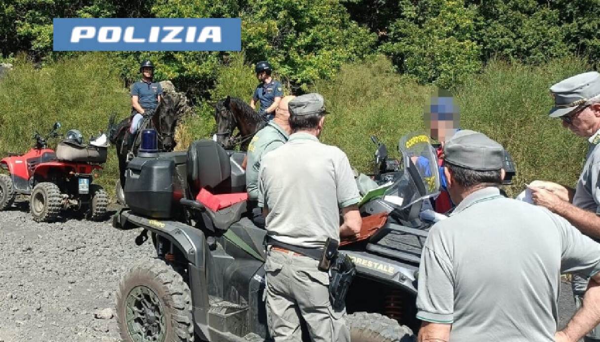 Quad e moto sfrecciano nel parco dell