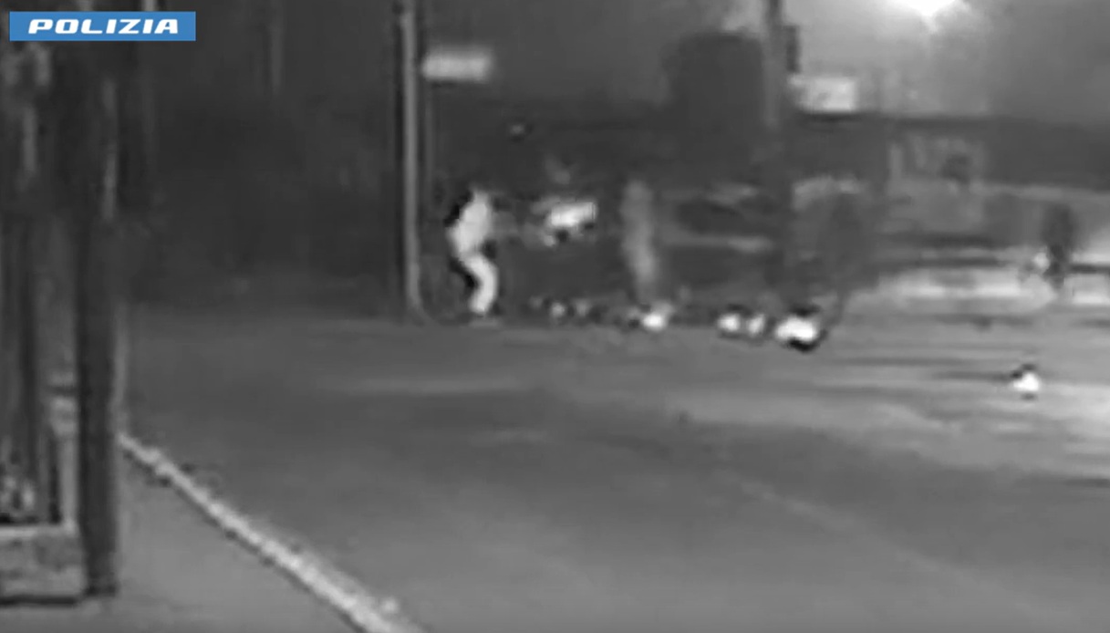 Le immagini della spaventosa rapina fuori da una discoteca di Gallarate, arrestati due 19enni