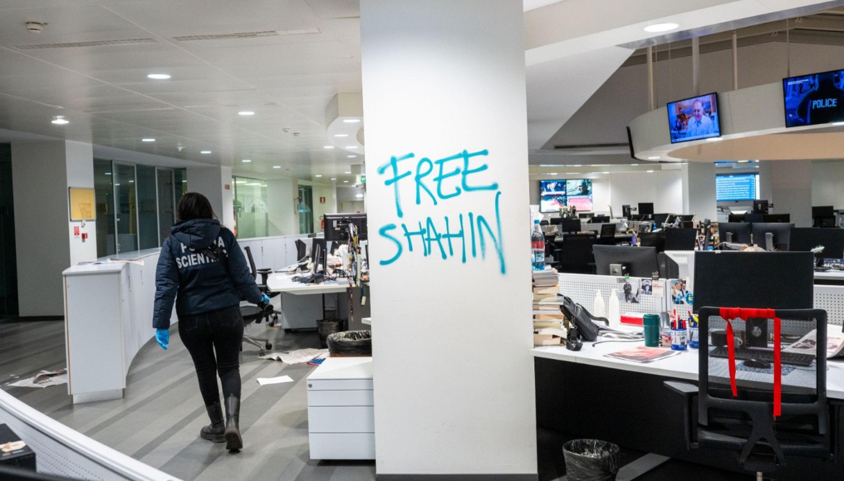 Assalto alla redazione de La Stampa, le immagini dopo il blitz dei manifestanti pro Pal a Torino Assalto alla redazione de La Stampa, le immagini dopo il blitz dei manifestanti pro Pal a Torino