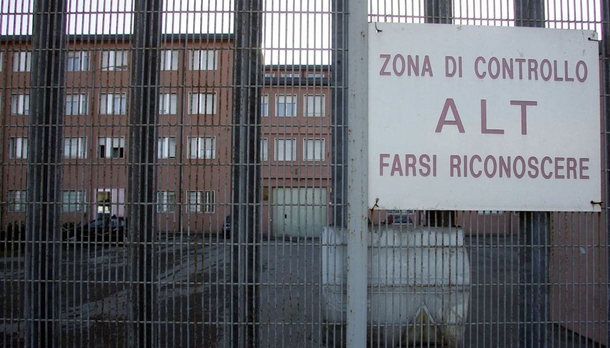 Rivolta nel carcere di Como con poliziotto in ostaggio, tre agenti feriti di cui uno grave: arrivano rinforzi Rivolta nel carcere di Como con poliziotto in ostaggio, tre agenti feriti di cui uno grave: arrivano rinforzi