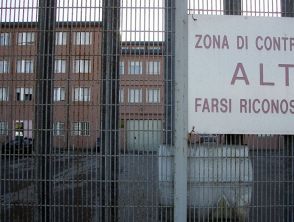 Rivolta nel carcere di Como con poliziotto in ostaggio, tre agenti feriti di cui uno grave: arrivano rinforzi