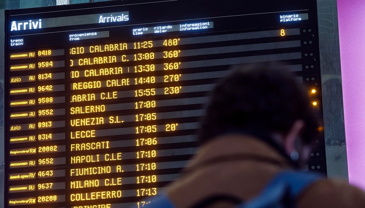 Ritardi a Roma Termini e passeggeri furiosi, attese fino a 8 ore sull