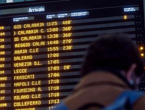 Ritardi a Roma Termini e passeggeri furiosi, attese fino a 8 ore sull'Alta velocità: le tratte coinvolte